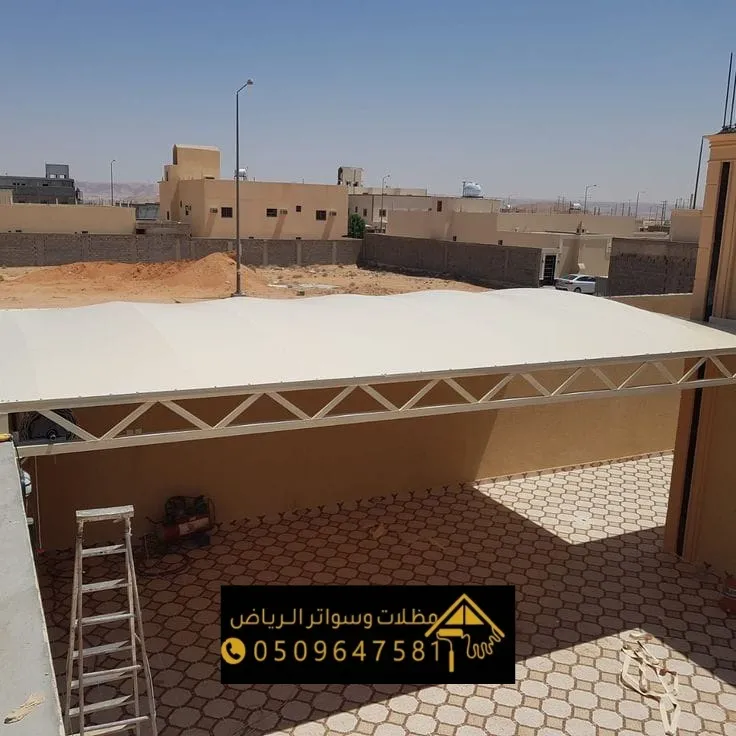 مظلة سيارات بتغطية واسعة في حي النرجس بالرياض