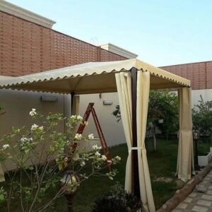 مظلة قماشية في فناء منزل