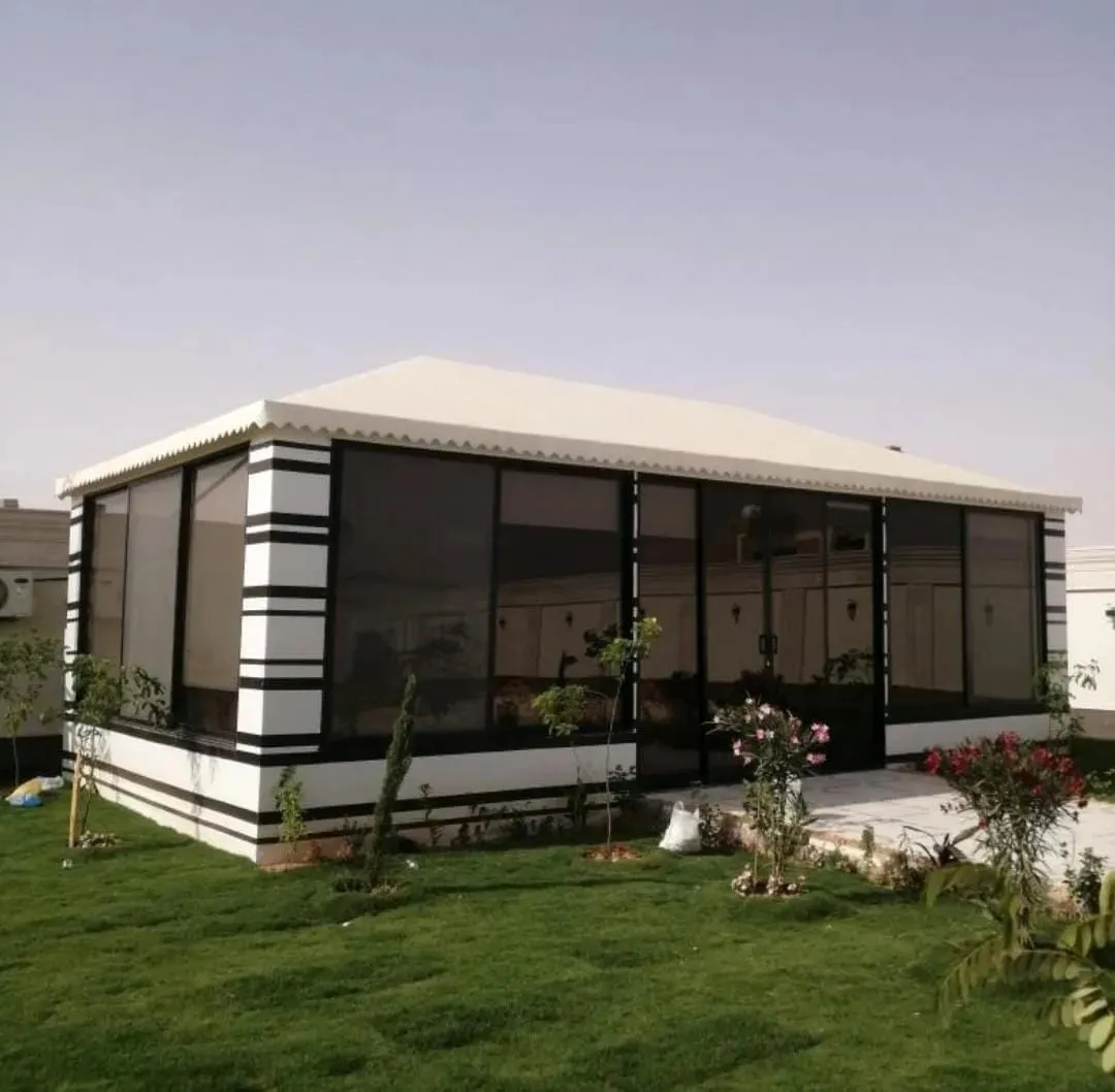 خيمة بواجهة زجاجية وتصميم مخطط بالأسود والأبيض في المزاحمية