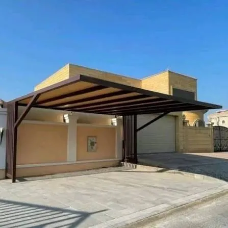 مظلة سيارات ساندوتش بانل أمام منزل في الرياض بتصميم عملي