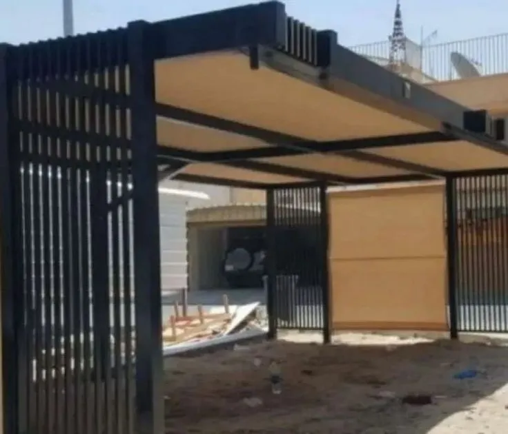 مظلة سيارات ساندوتش بانل في الرياض بجوانب جانبية للخصوصية